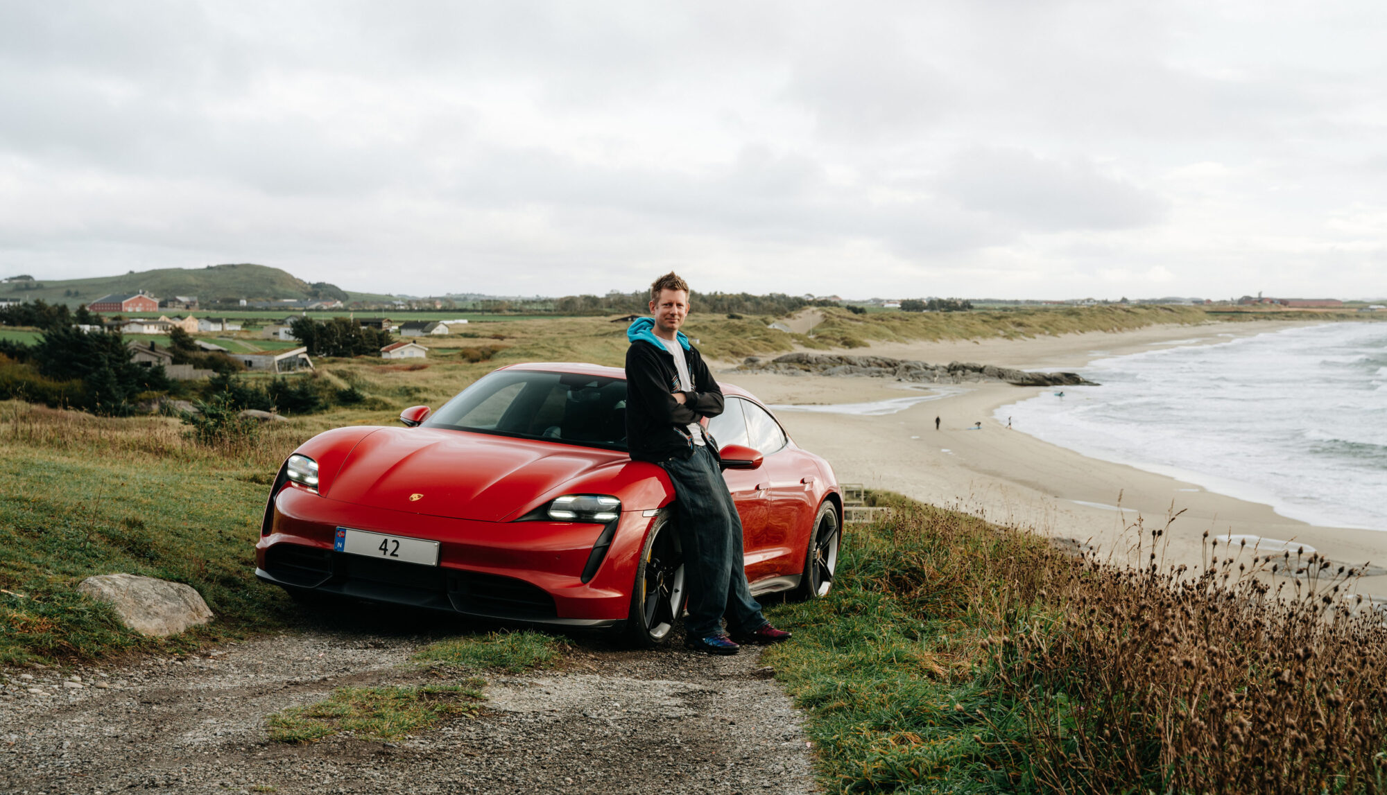 Seks ganger jorda rundt i Porsche Taycan